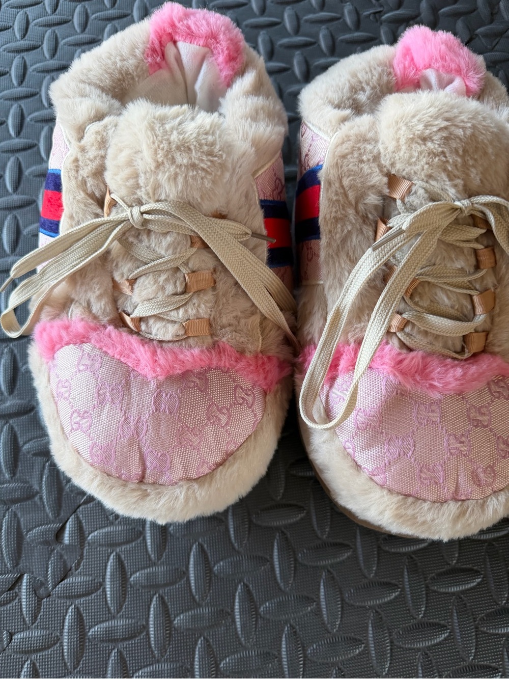Womens  Pink Faux-Fur Gucci Accent slippers